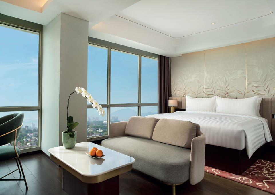 Premier Suite King | 1 bedroom, minibar, in-room safe, desk