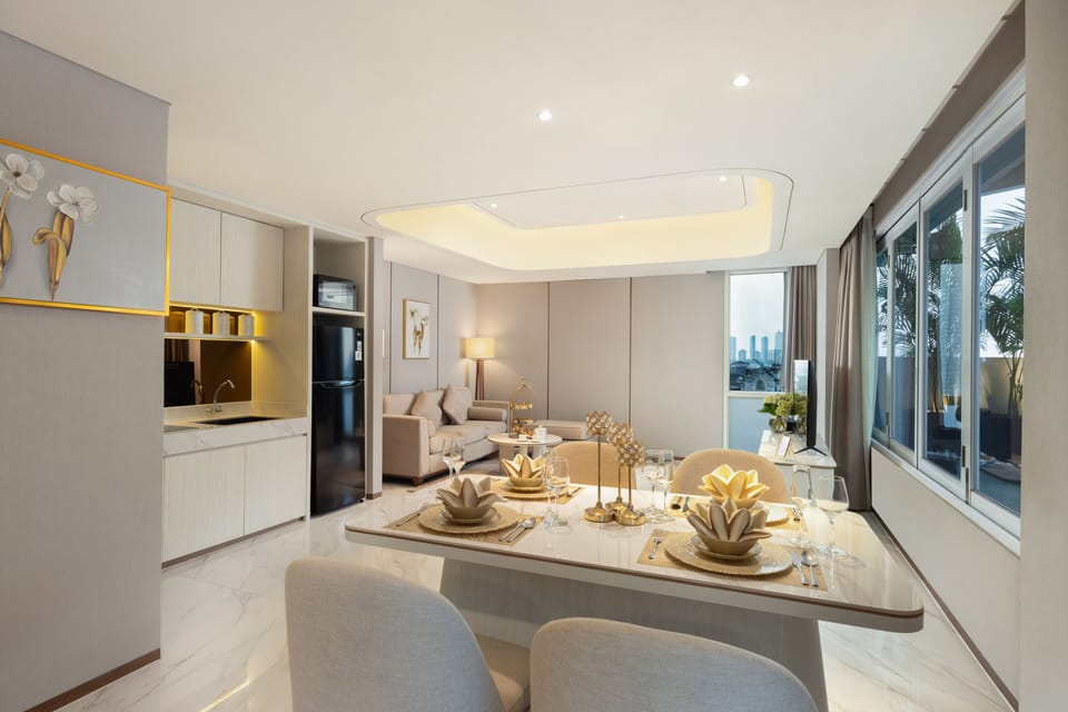 Grand Royal Suite | Living area | TV