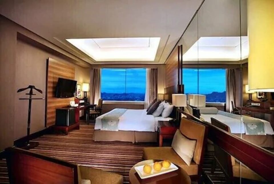 ASTON Suite | Minibar, in-room safe, desk, soundproofing