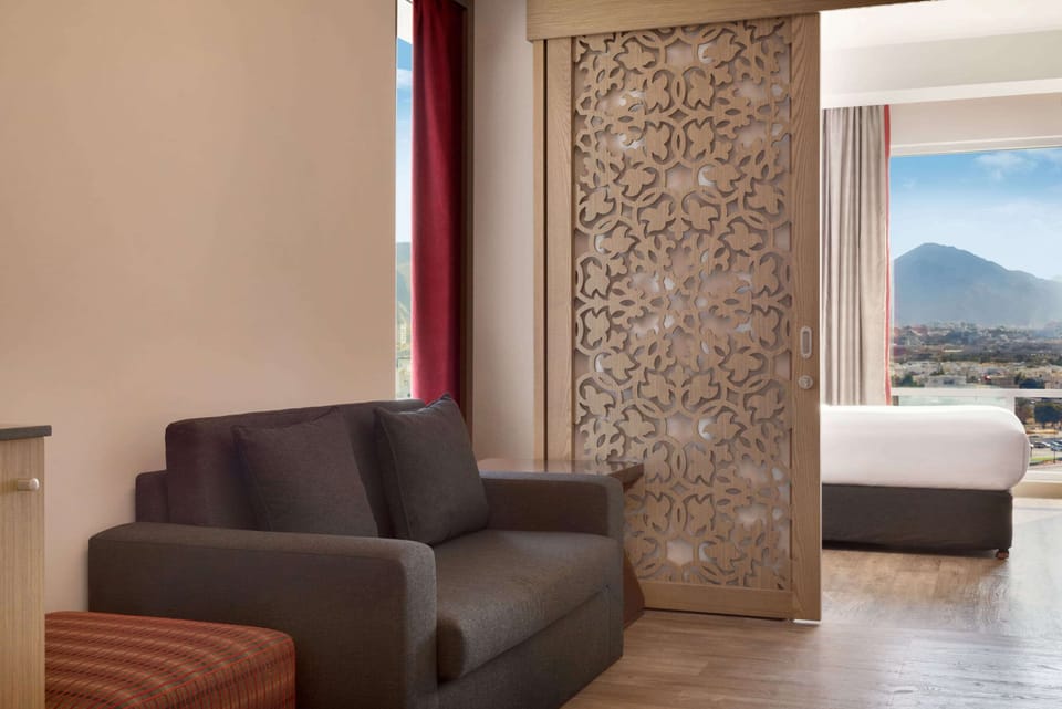 Executive Suite, 1 King Bed, Non Smoking | Minibar, in-room safe, desk, blackout drapes