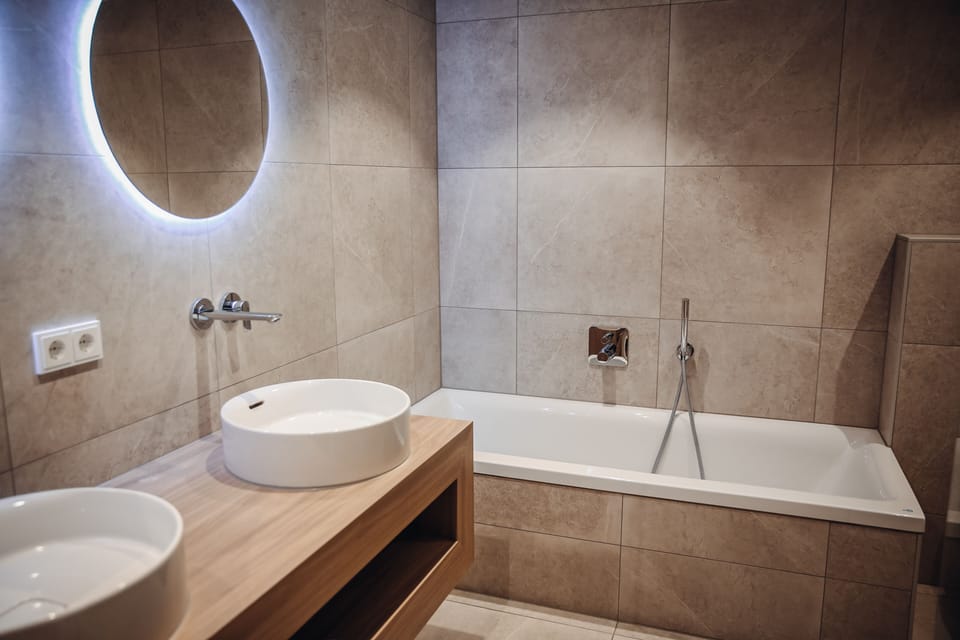 Deluxe Room | Bathroom | Separate tub and shower, free toiletries, hair dryer, towels