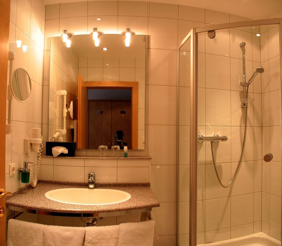 Classic Double or Twin Room, Mountain View | Bathroom | Free toiletries, hair dryer, towels