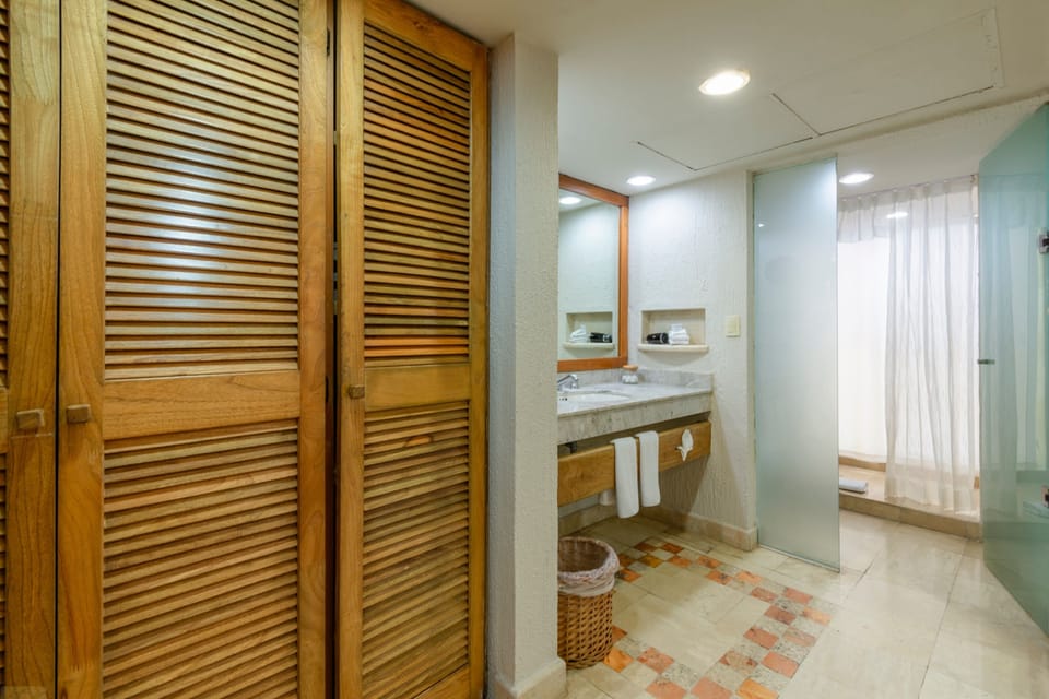 Shower, free toiletries, hair dryer, slippers