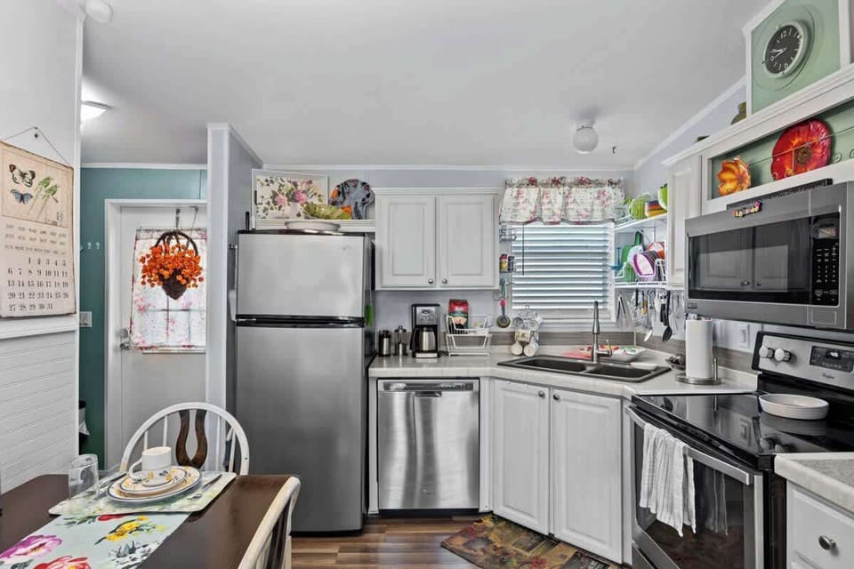  A Well-Stocked Kitchen Awaits — Filled With All The Essentials And Thoughtful Extras . Whip Up A Favorite Recipe ‍, Try Something New , Or Simply Order In And Dine In Comfort . Your Mealtime, Your Way! 