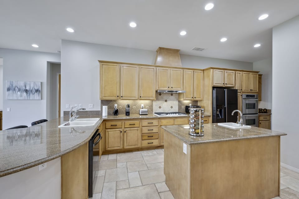 Kitchen with plenty of food prep area