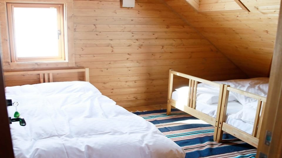 Room (E) | Bed sheets