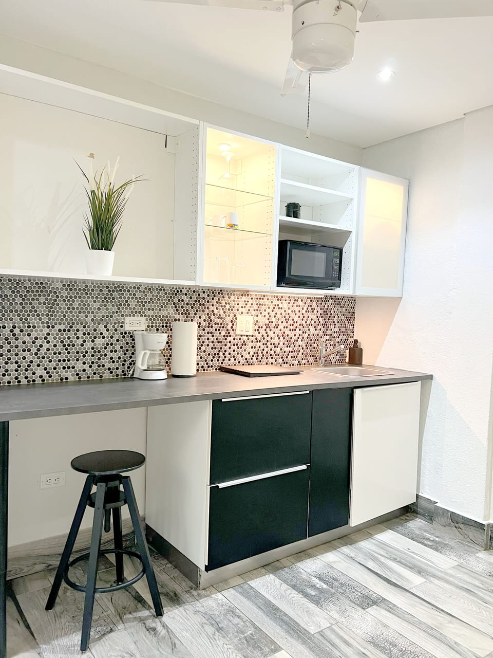 Standard Room | Private kitchen | Full-size fridge, microwave, stovetop, coffee/tea maker