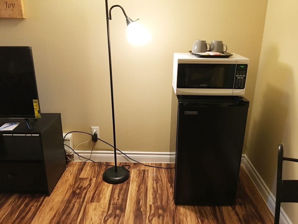 Comfort Room, 1 Queen Bed, City View | In-room safe, desk, free WiFi