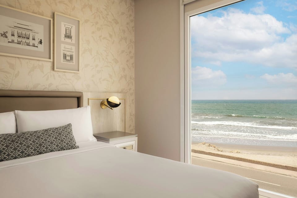 Premium Room, 1 King Bed, Ocean View | Hypo-allergenic bedding available, minibar, in-room safe, desk