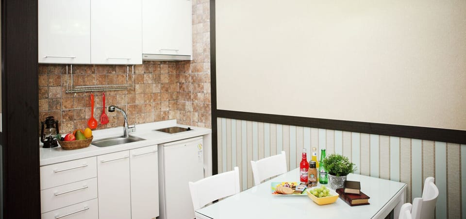 Studio, Kitchenette (201) | Private kitchenette | Electric kettle