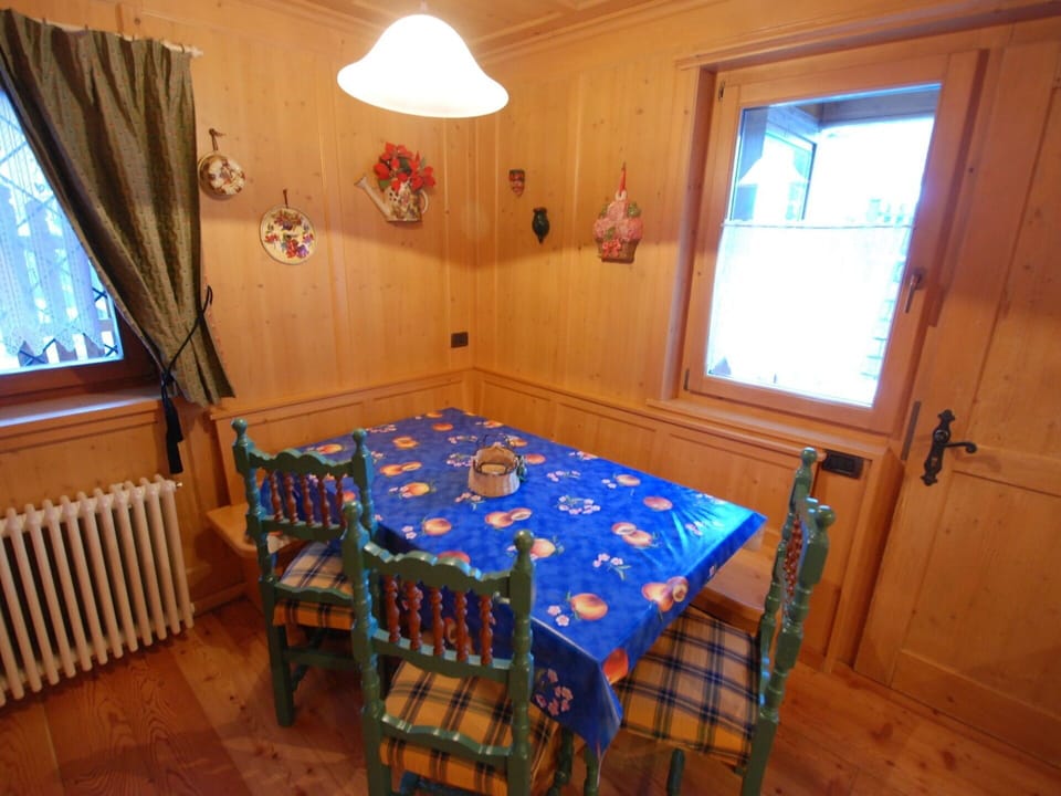 Room, Furniture, Floor, Table, Property, Hardwood, Building, Interior Design, Dining Room, Ceiling