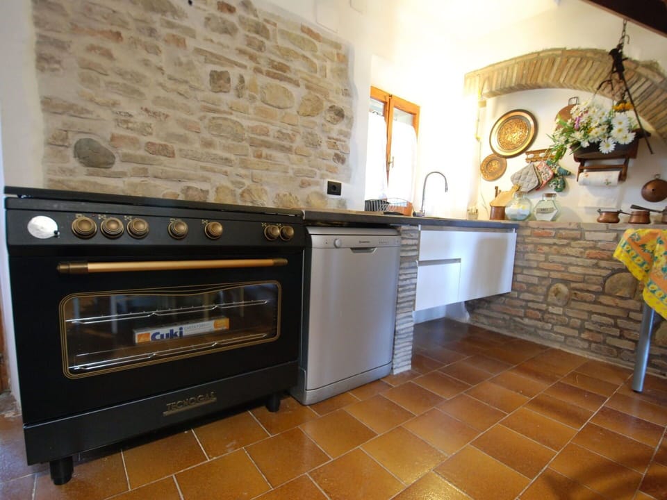 Tile, Room, Property, Countertop, Floor, Oven, Kitchen, Kitchen Stove, Kitchen Appliance, Cabinetry