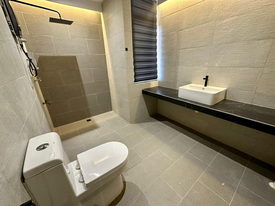 Standard Double Room, 1 Queen Bed | Bathroom | Shower, rainfall showerhead, free toiletries, bidet