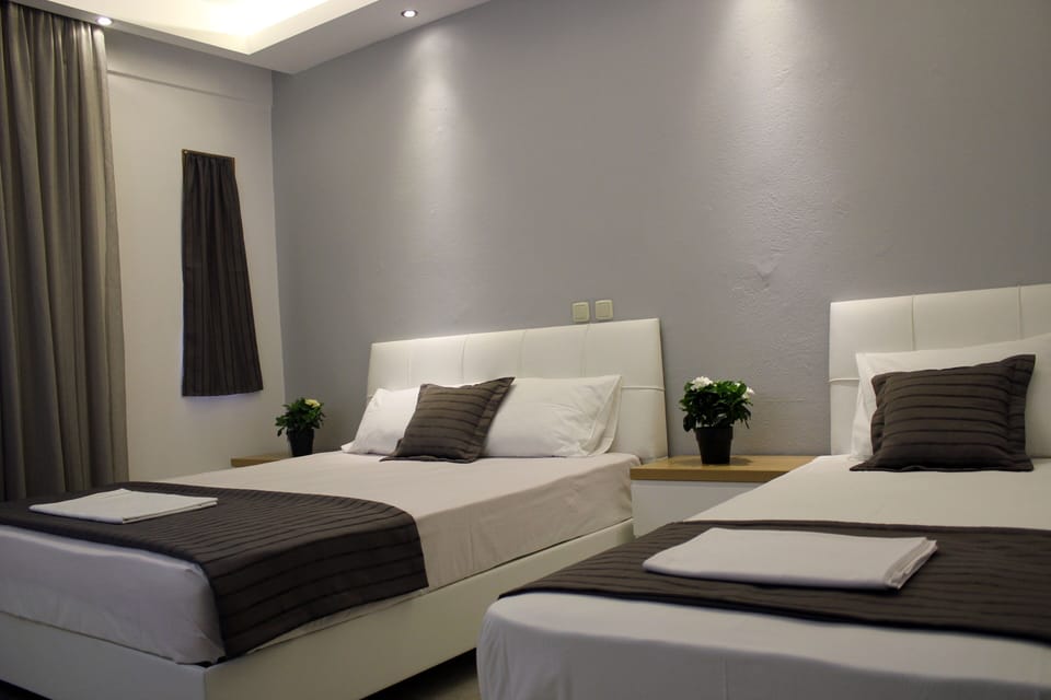 Triple Room | In-room safe, desk, blackout drapes, soundproofing