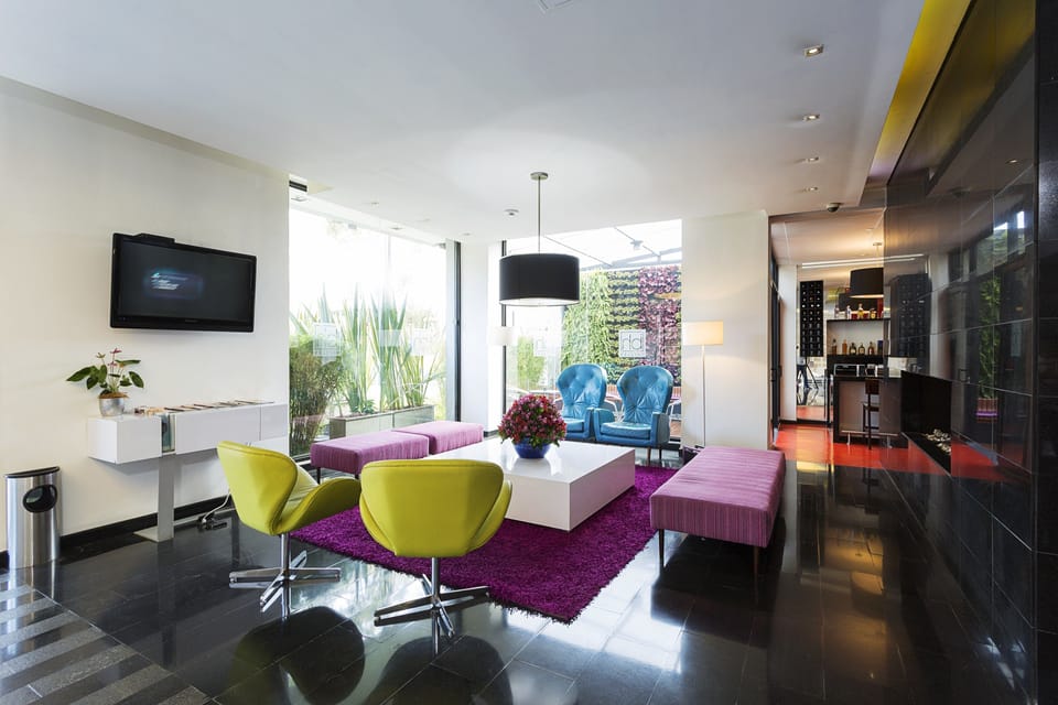 Lobby lounge