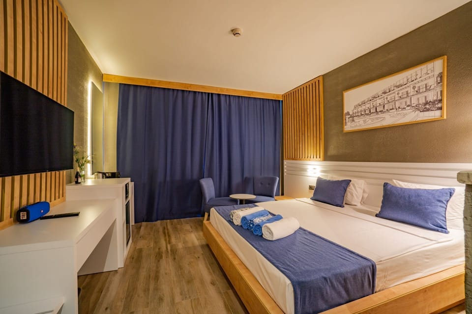 Deluxe Double Room | Minibar, in-room safe, soundproofing, iron/ironing board