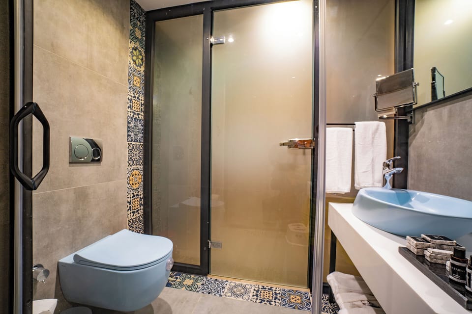 Shower, rainfall showerhead, free toiletries, hair dryer