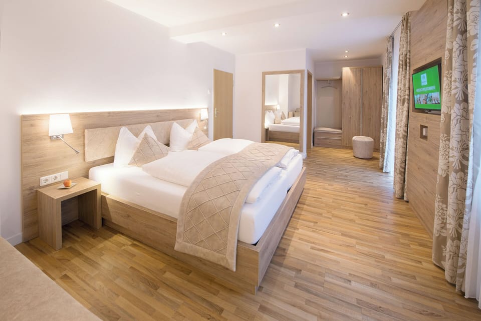 Business Double Room | Hypo-allergenic bedding available, in-room safe, desk, laptop workspace