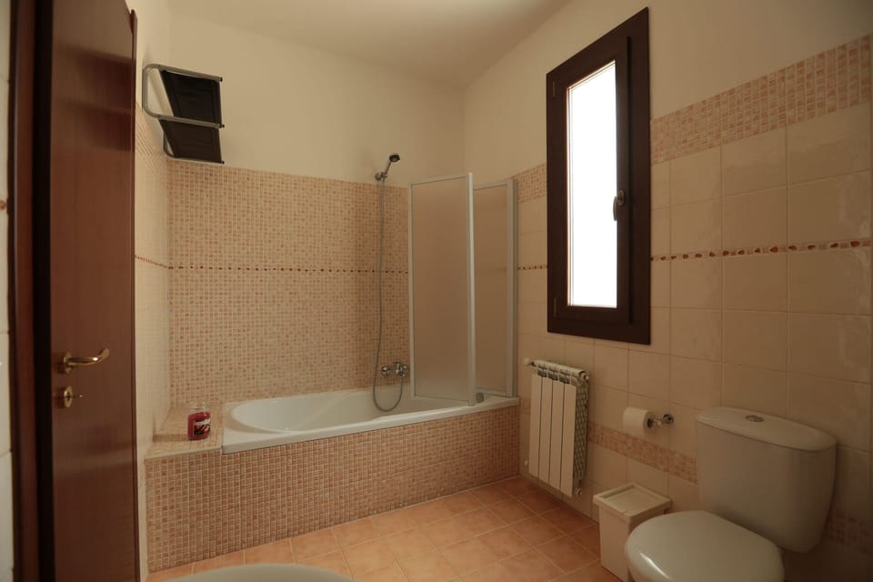 Basic Double or Twin Room ( Uva) | Bathroom | Shower, rainfall showerhead, free toiletries, hair dryer