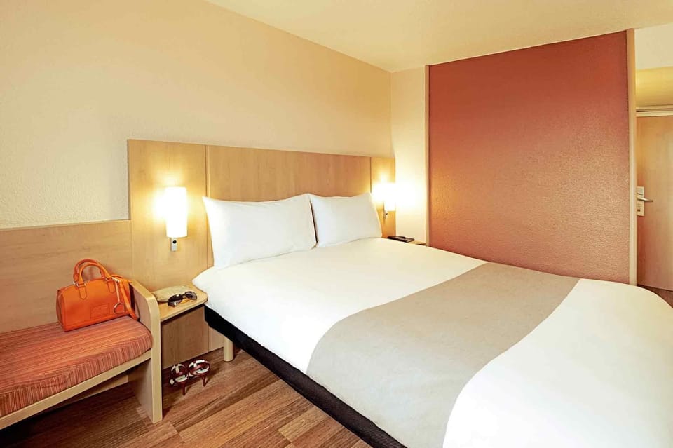In-room safe, desk, soundproofing, free WiFi