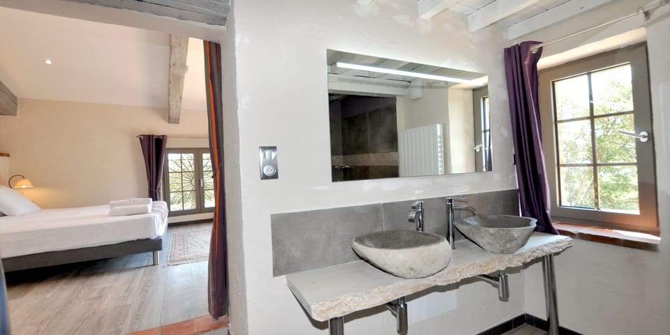 Suite (Collioure) | Bathroom | Shower, free toiletries, bathrobes, towels
