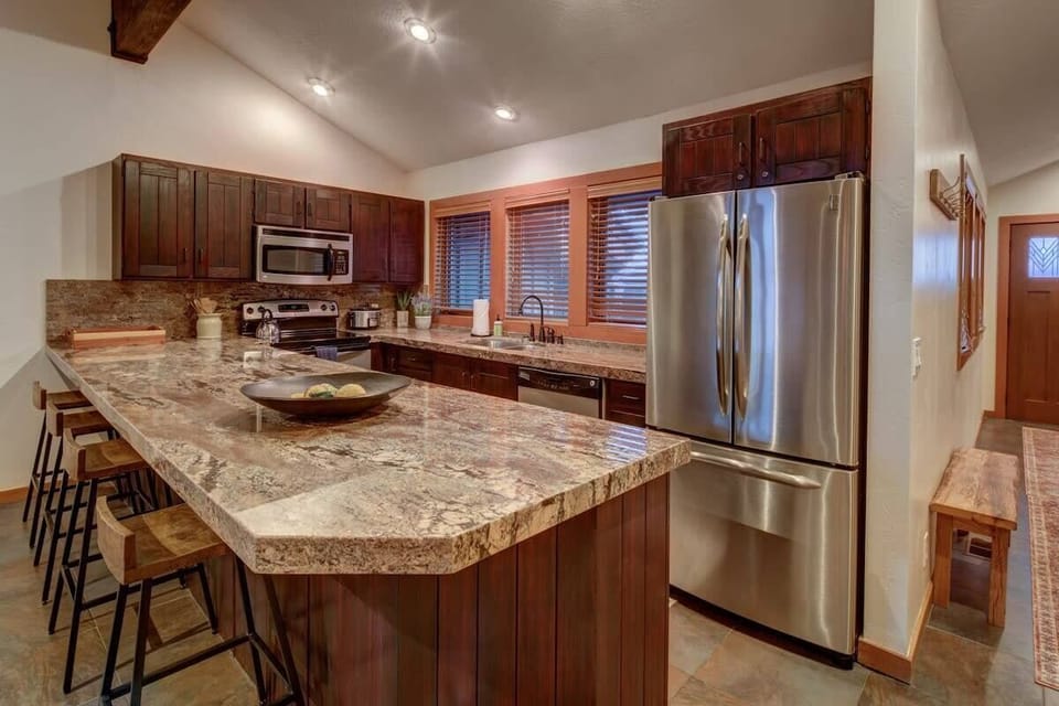 Kitchen with Breakfast Bar seating 