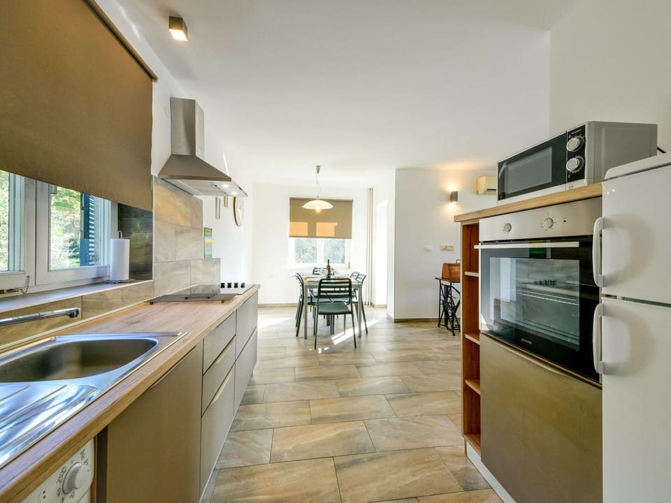 Cabinetry, Kitchen Sink, Property, Countertop, Sink, Tap, Kitchen, Wood, Interior Design, Kitchen Stove