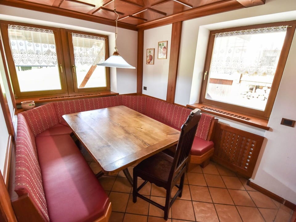 Room, Property, Furniture, Building, Interior Design, Real Estate, Table, House, Floor, Window