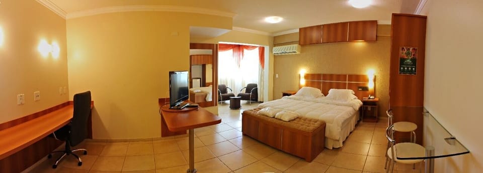 Suite (Master) | Minibar, in-room safe, desk, iron/ironing board