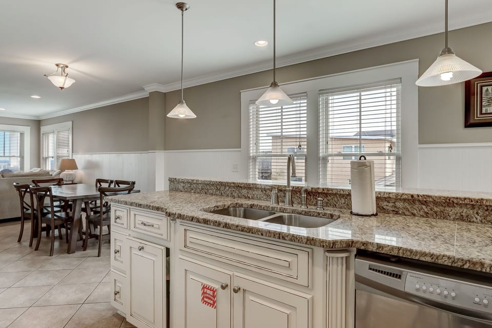 Fully Equipped Luxury Kitchen with Granite Countertops, Stainless Steel Appliances and Bar Stool Seating for 4