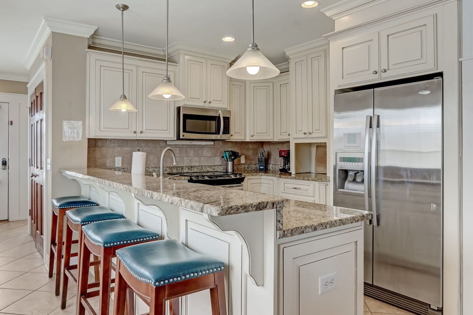 Fully Equipped Luxury Kitchen with Granite Countertops, Stainless Steel Appliances and Bar Stool Seating for 4