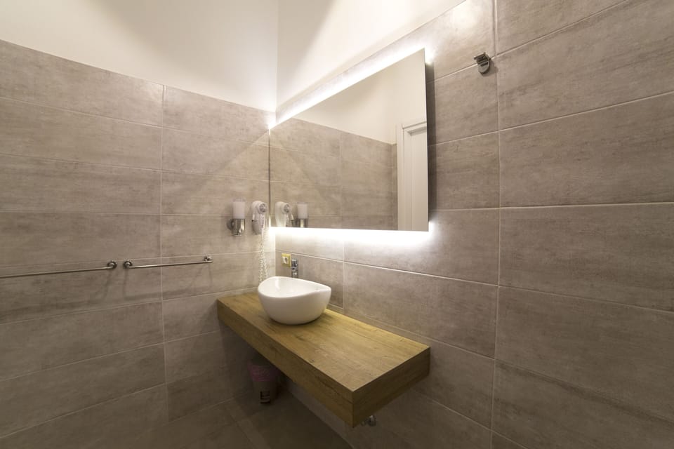Deluxe Quadruple Room | Bathroom sink