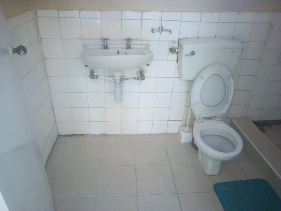 Double Room | Bathroom | Shower, rainfall showerhead, slippers, towels
