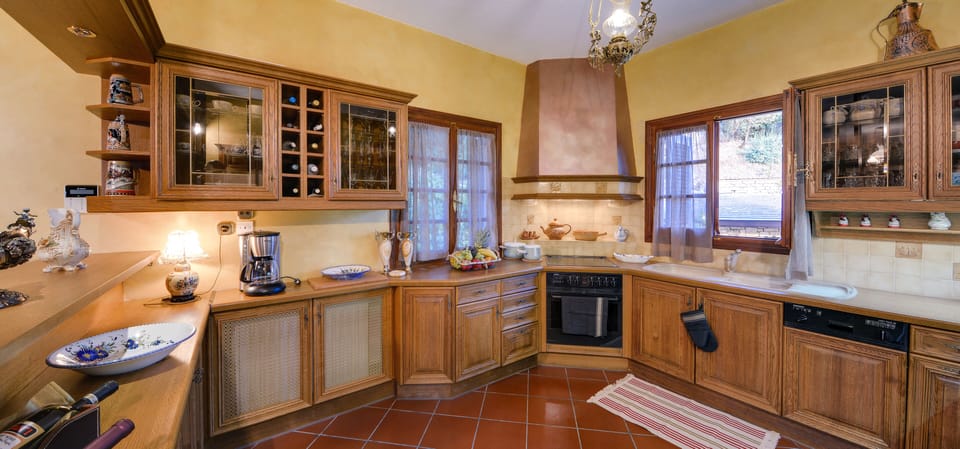 Deluxe Villa, 4 Bedrooms, Lake View | Private kitchen | Coffee/tea maker, full-size fridge, microwave, oven