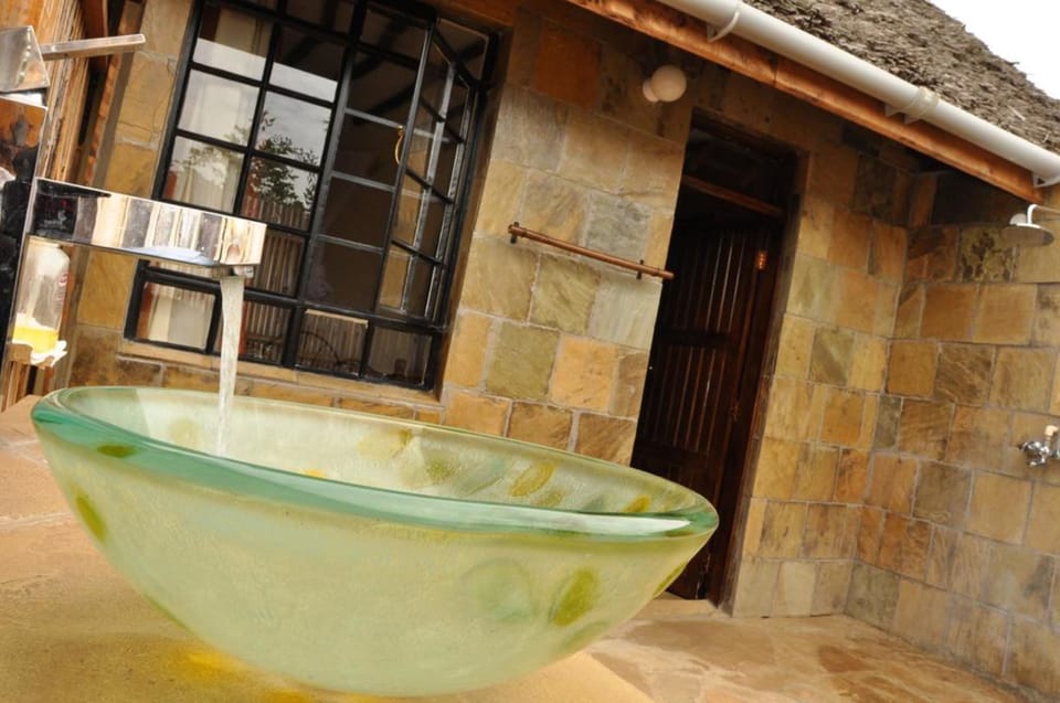 Cottage | Bathroom | Shower, rainfall showerhead, free toiletries, slippers