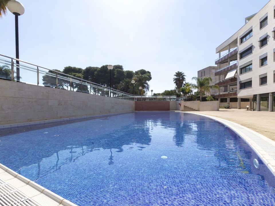 Water, Sky, Building, Daytime, Swimming Pool, Azure, Body Of Water, Leisure, Composite Material, Tree