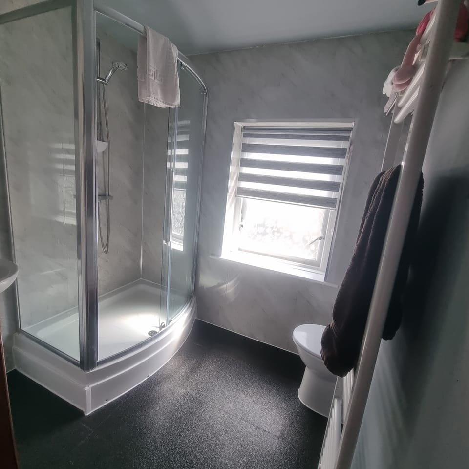 Double Room, Sea View (Flamingo Four Poster) | Bathroom | Hair dryer, towels