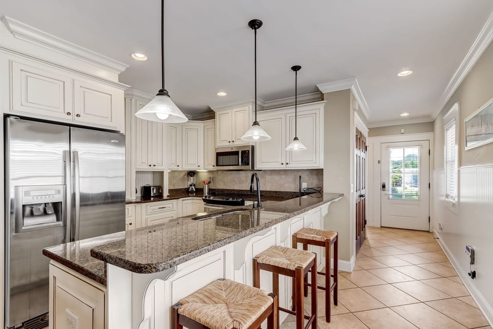 Fully Equipped Luxury Kitchen with Granite Countertops, Stainless Steel Appliances and Bar Stool Seating for 3
