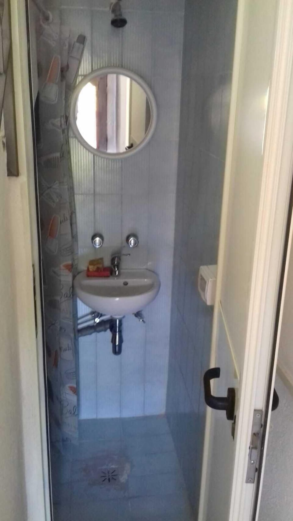 Double Room, Shared Bathroom | Bathroom | Shower, free toiletries, hair dryer, bidet