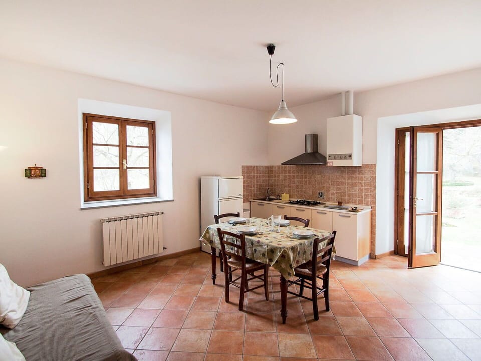 Room, Property, Furniture, Floor, Building, Interior Design, Ceiling, House, Dining Room, Table