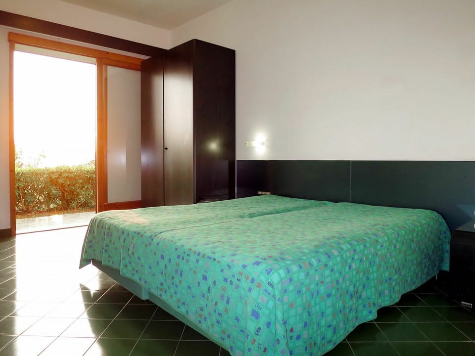 Bed, Lighting, Floor, Room, Interior Design, Architecture, Green, Property, Bedding, Flooring
