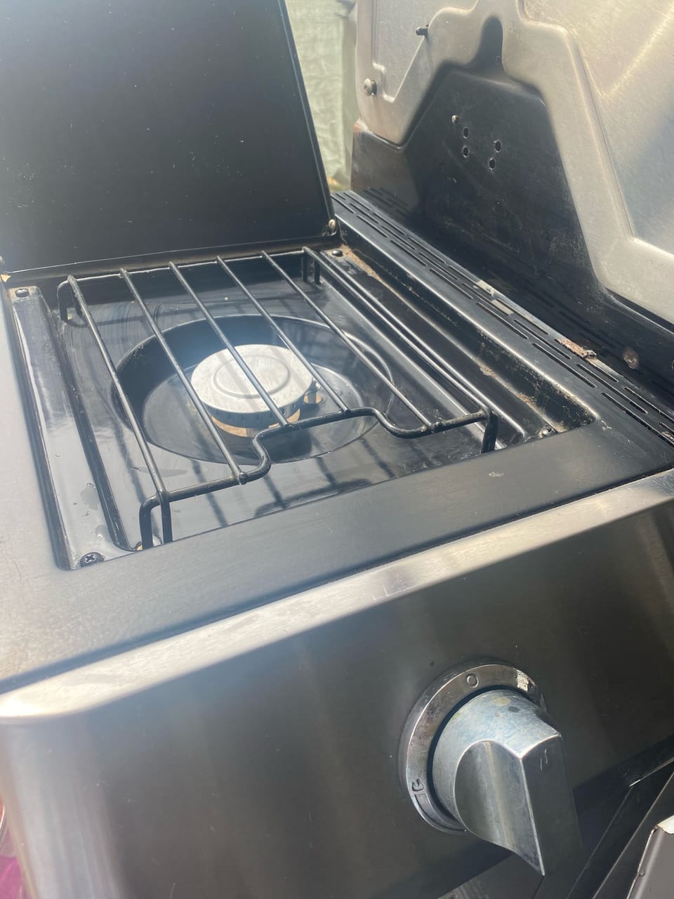 There is
A burner on the grill in the outdoor room for cooking use.