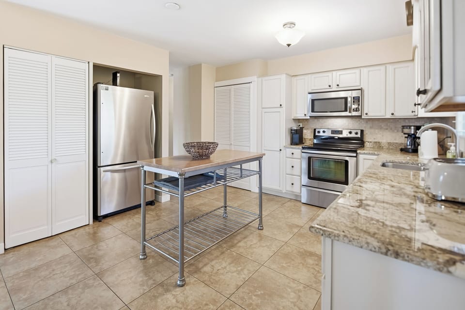 Kitchen with hidden washing machine and dryer 
