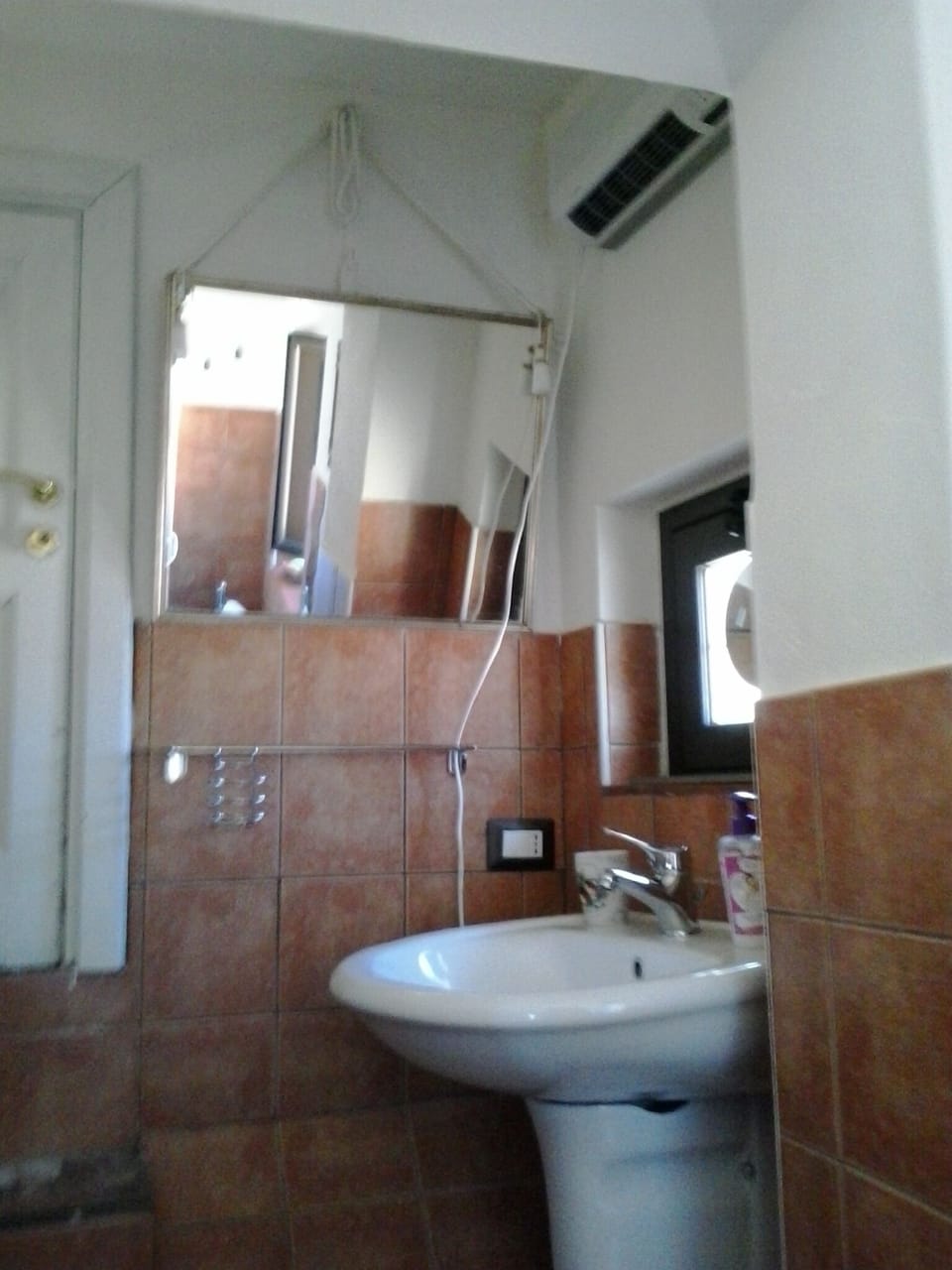 Shower, rainfall showerhead, free toiletries, hair dryer