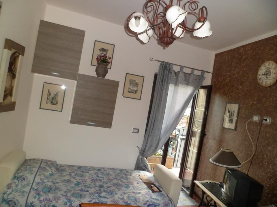 Deluxe Single Room, Shared Bathroom | Blackout drapes, iron/ironing board, bed sheets