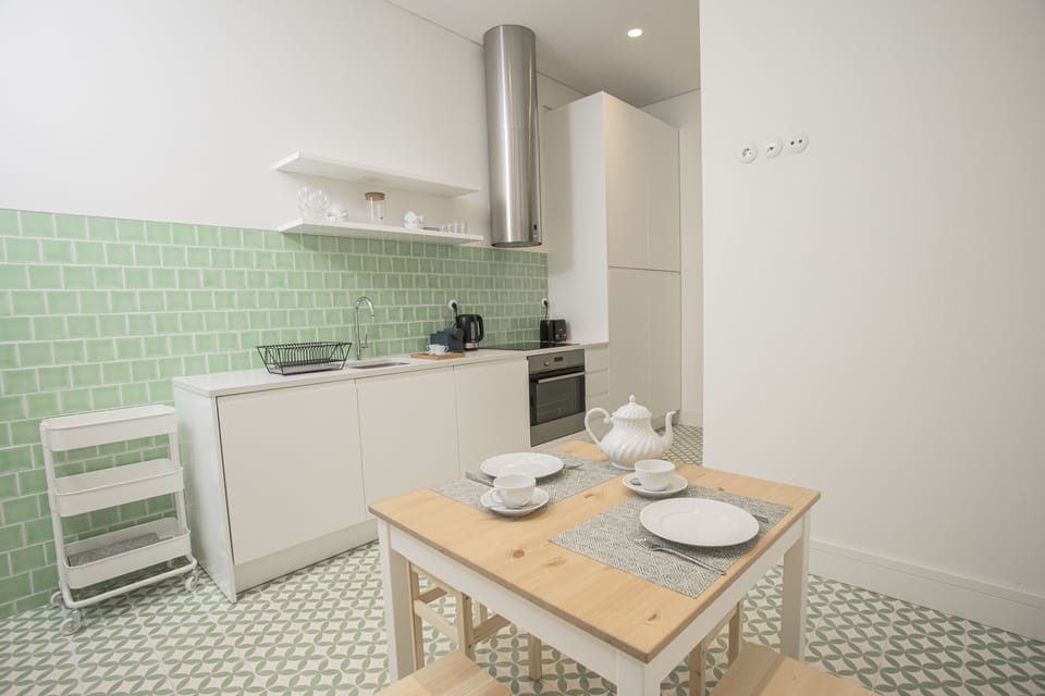 Full-size fridge, microwave, oven, stovetop