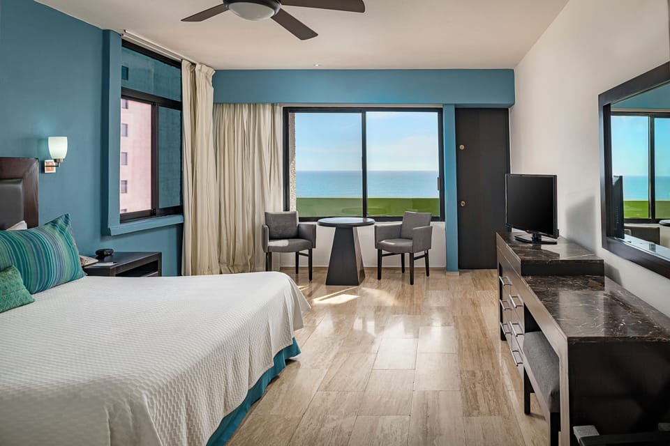 Premium bedding, in-room safe, iron/ironing board