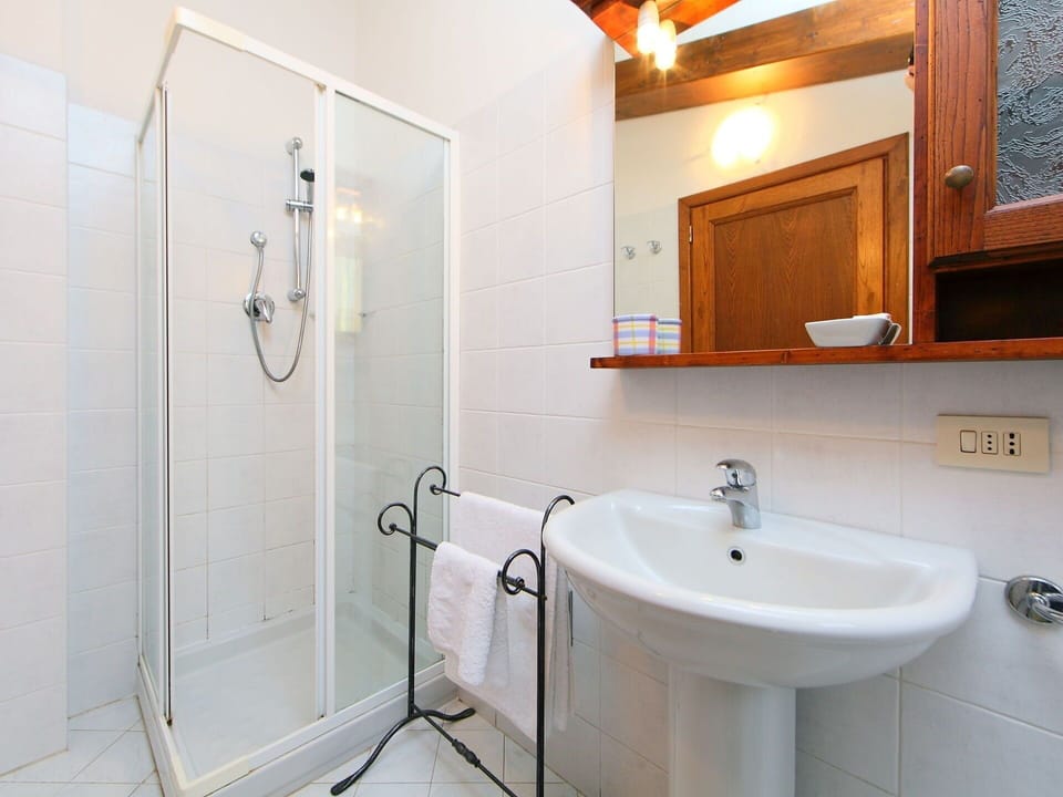 Bathroom, Property, Room, Tap, Real Estate, Interior Design, Wall, House, Building, Plumbing Fixture