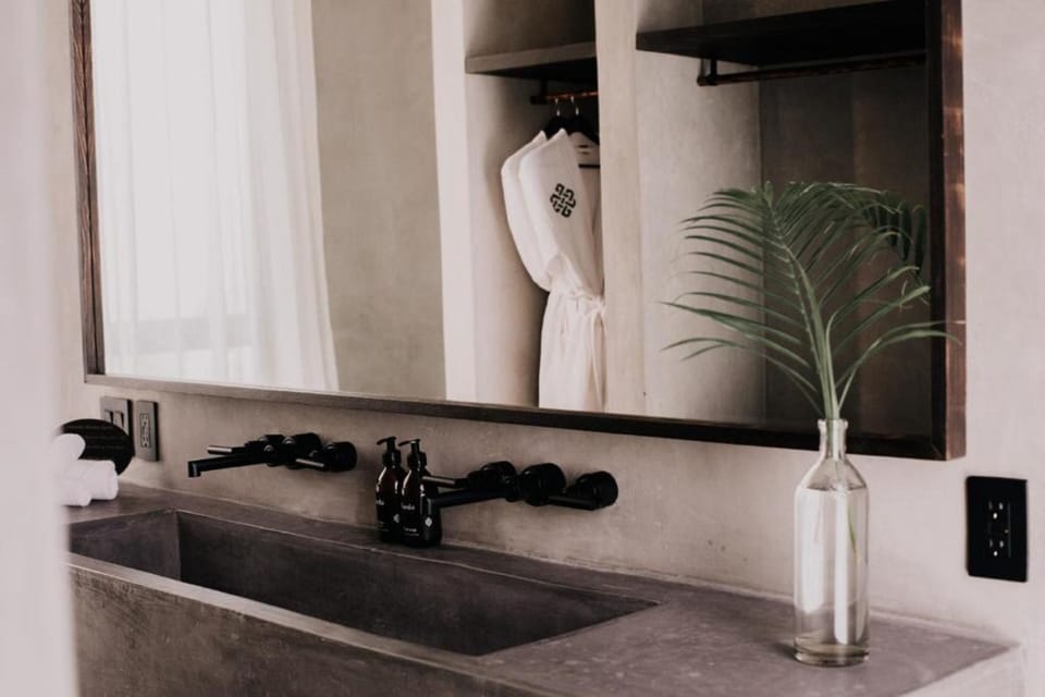 Shower, rainfall showerhead, free toiletries, hair dryer