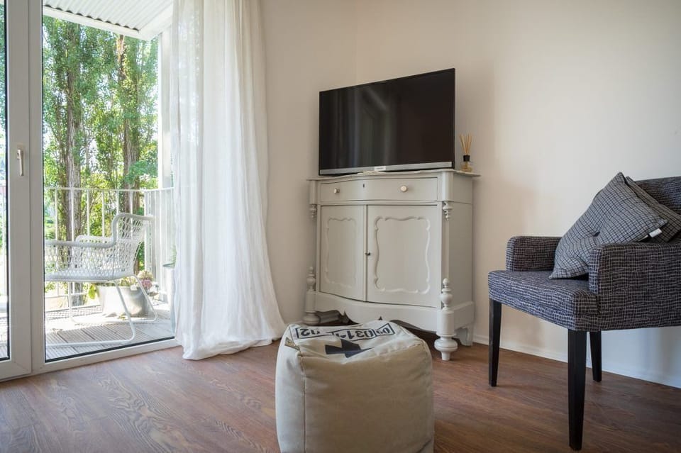 Comfort Double Room, Balcony (Comfort Balcony L) | Living area | TV